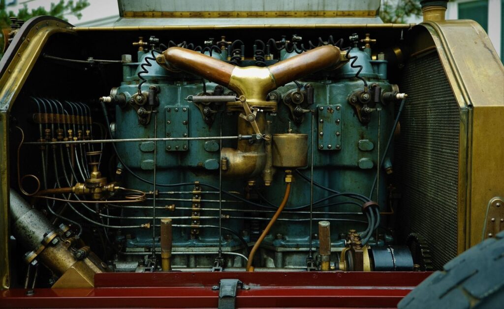 Detailopname van een historische vrachtwagenmotor met koperen leidingen
