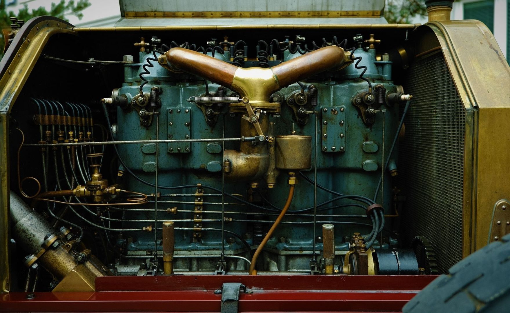 Detailopname van een historische vrachtwagenmotor met koperen leidingen